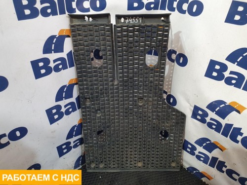 Брызговик передний правый